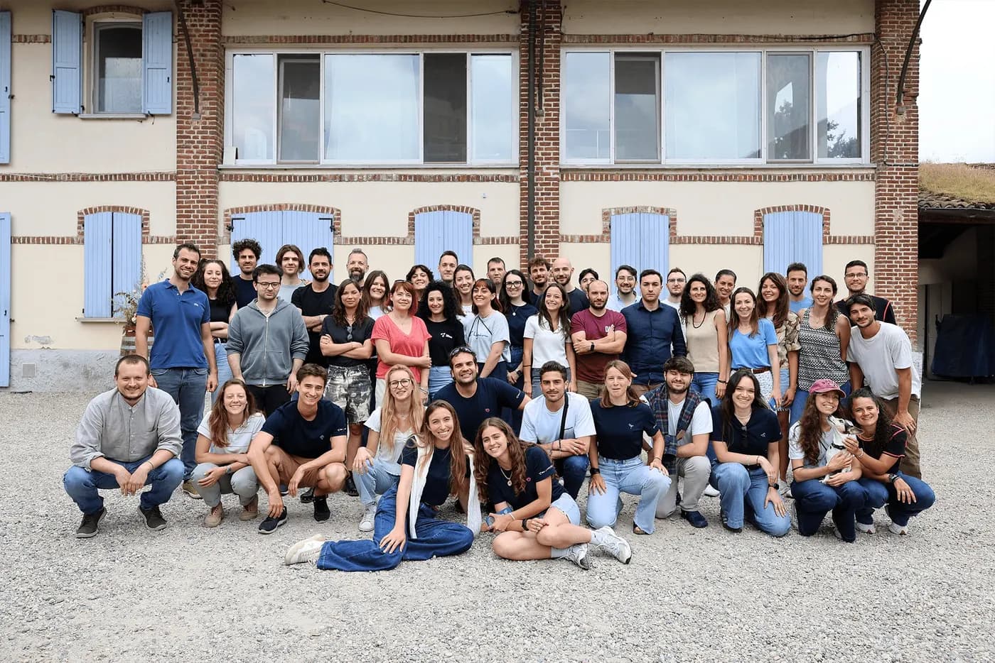 Il team di 3Bee riunito davanti alla cascina